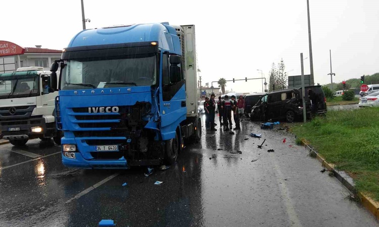 Manavgat'ta ışık ihlali yapan tır VIP araçlara çarptı, 2'si Alman 3 kişi yaralandı | İşte Tüm Ayrıntılar