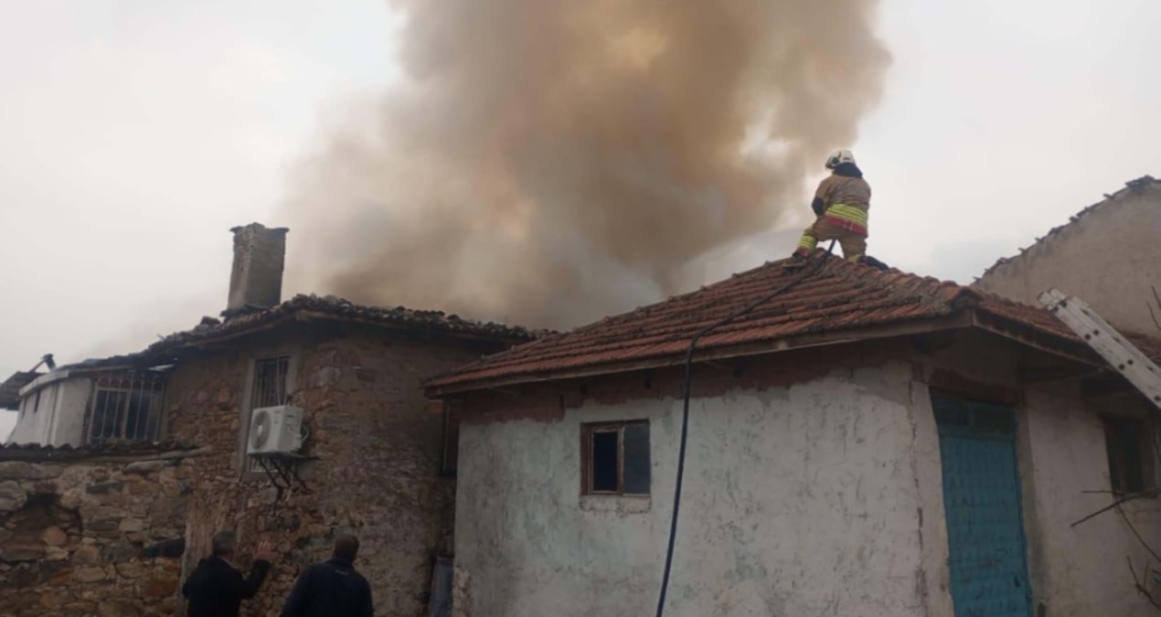 Kritik Açıklama: Manisa'da 2 katlı ev alev alev yandı - Son Dakika - Son Dakika Bilgileri