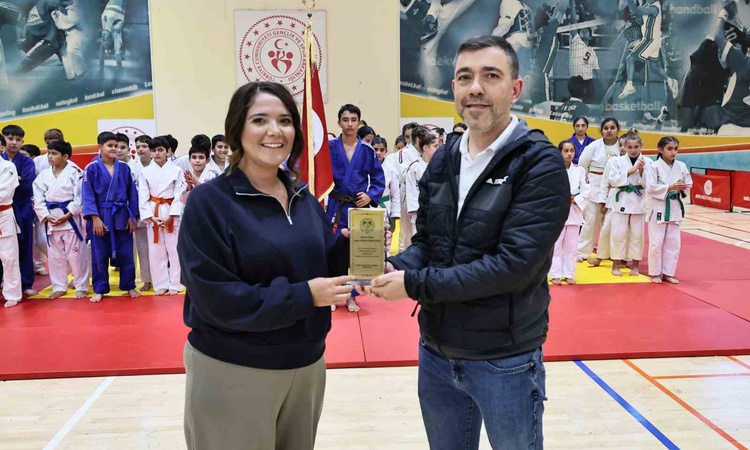 Manisa'da Amatör Spor Haftası, 8 antrenörün ödüllendirildiği törenle sona erdi ve Merak Edilenler