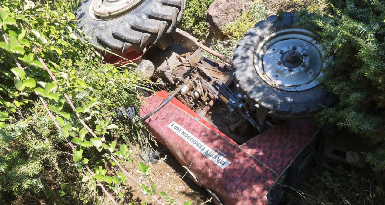 Terrible accident in Manisa; The driver of the overturned tractor died - News