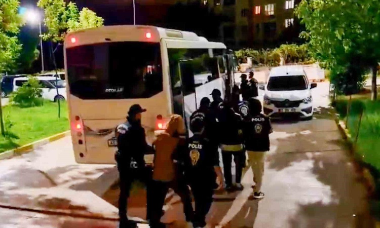 Manisa merkezli 6 ilde yasa dışı bahis operasyonunda 30 şüpheliden 28'i hakkında tutuklama kararı verildi: Gel