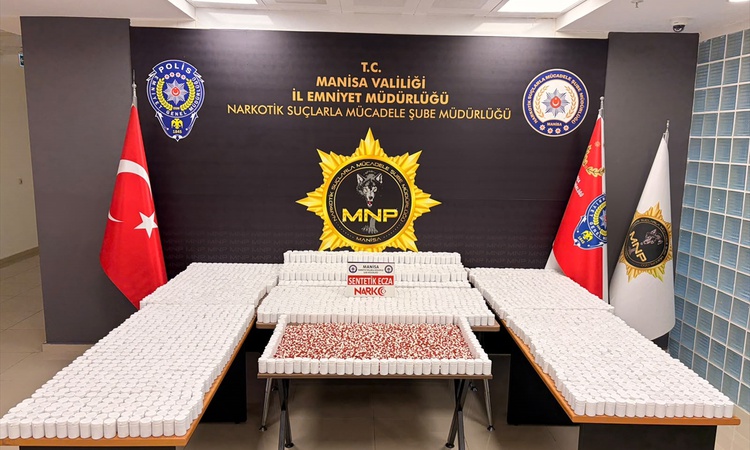 Manisa'da otomobilde 225 bin 960 sentetik hap bulundu, 2 şüpheli hakkında tutuklama kararı verildi | İşte Tüm