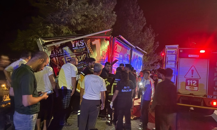 Mardin Artuklu'da otomobil reklam panosuna çarptı, 3 kişi yaralandı ve Merak Edilenler
