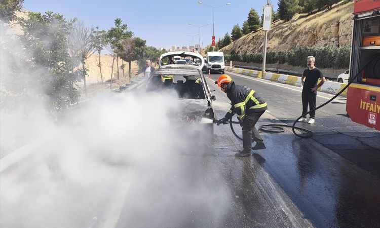 Car rendered unusable after fire in Mardin