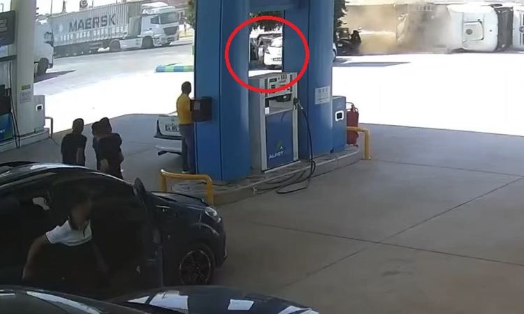 A truck overturned in Mardin; The moments when the woman and her child survived the accident were caught on camera - Last Minute