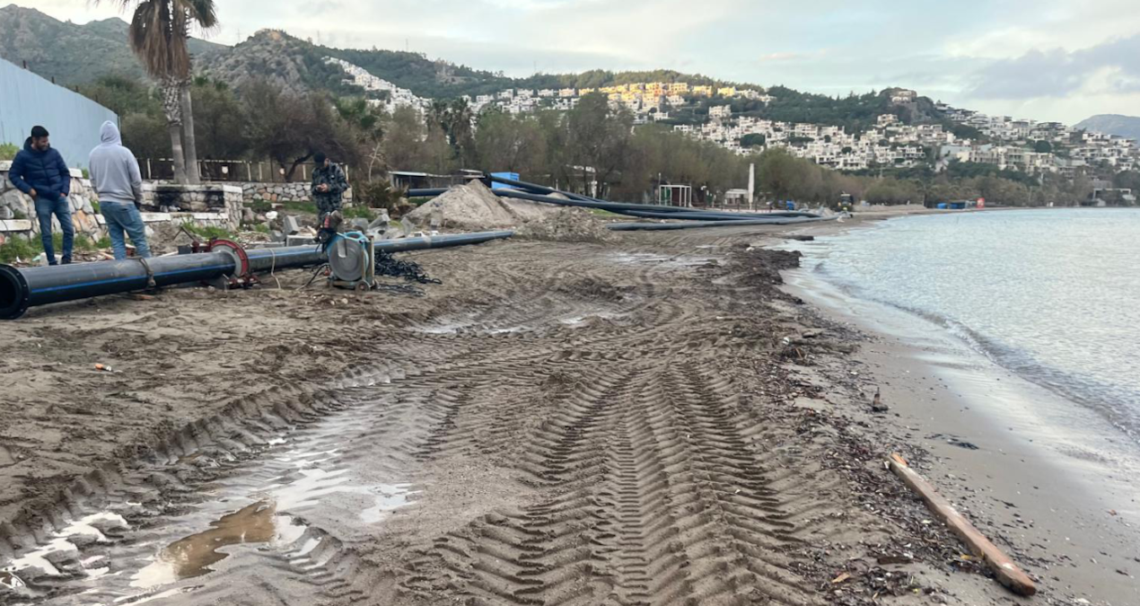 Sıcak Gündem: Mavi Bayraklı Camel Beach koyunda kumsaldan denize boru döşüyorlar - En Son Haber | İşte Tüm Ayr