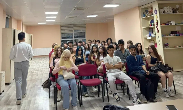 Menteşe'de gönüllü gençler, Uluslararası Gençlik Merkezi'nde tiyatro eğitimi alıyor