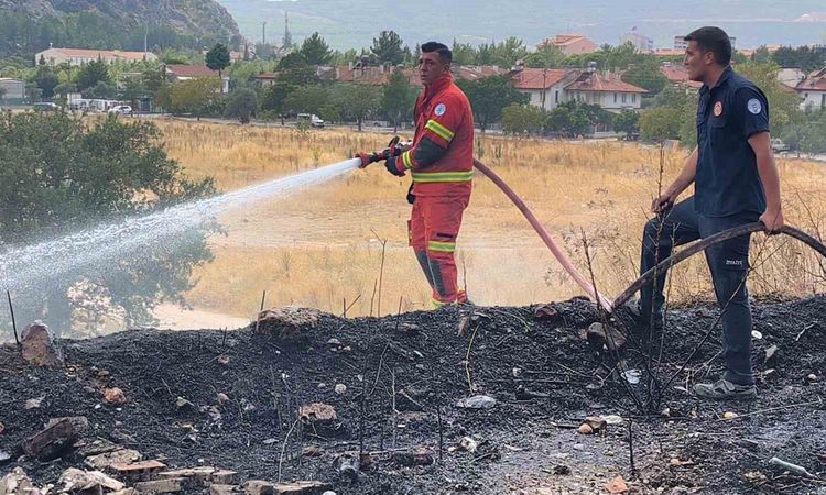 Menteşe'de Ziraat Alanında Yangın: Ekiplerin Müdahalesiyle Kontrol Altına Alındı