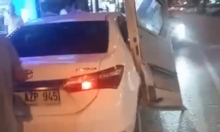 Mersin Erdemli'de minibüs otomobile çarptı, minibüsün kapısı otomobile saplandı | İşte Tüm Ayrıntılar