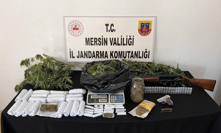 Mersin'de iki operasyonda 4 şüpheli hakkında tutuklama kararı verildi, 4 kilo 670 gram esrar ele geçirildi - S