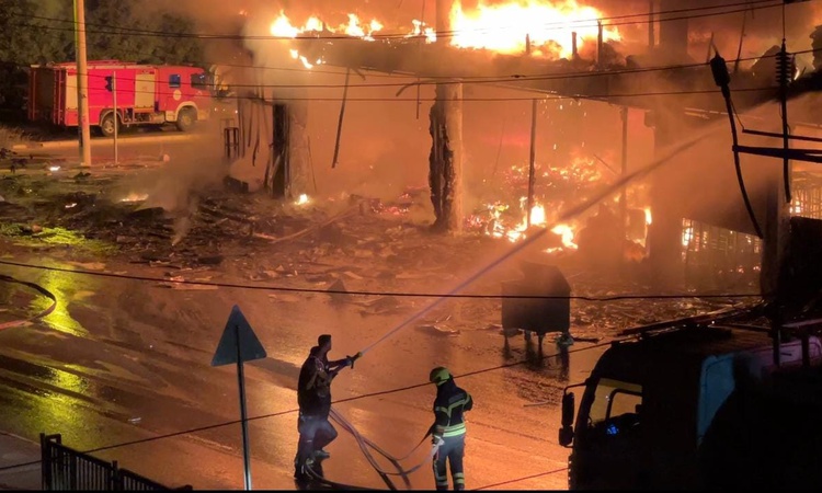 Mersin Mezitli'de 3 katlı mobilya mağazasındaki yangına itfaiye müdahale ediyor | İşte Tüm Ayrıntılar