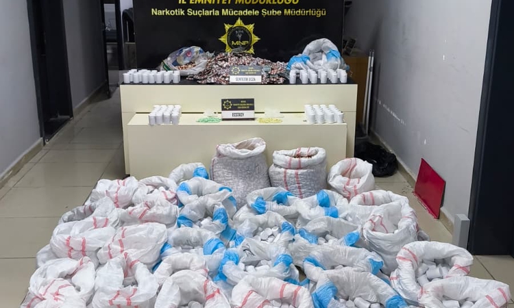 Mersin'de minibüste 256 bin 900 sentetik hap ele geçirildi, 2 şüpheli hakkında tutuklama kararı verildi: Geliş