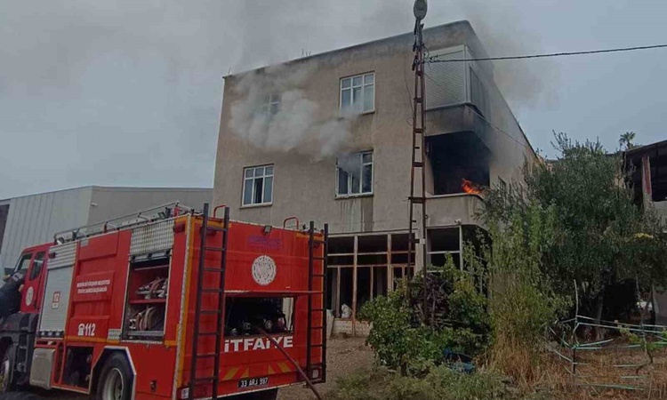 Mersin Mut'ta 3 katlı binadaki yangında mahsur kalan yaşlı kadın kurtarıldı: Gelişmeler Takip Ediliyor