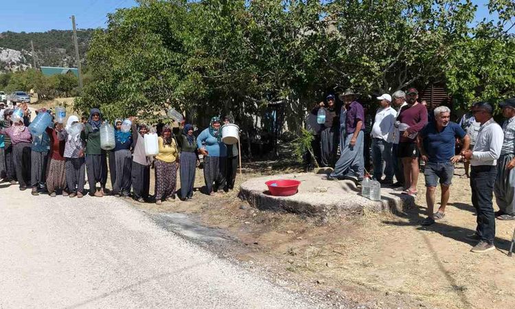 Son Gelişme: Mersin Silifke'de su sıkıntısı: Bidonlarla su taşıyan köylüler destek istedi - Son Dakika Haberle