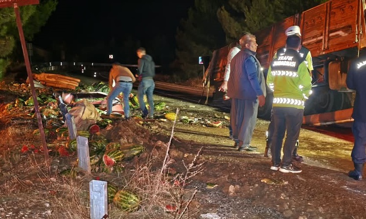 Mersin Tarsus'ta karpuz yüklü kamyon devrildi, savrulan karpuzlar 2 kişiyi yaraladı ve Merak Edilenler