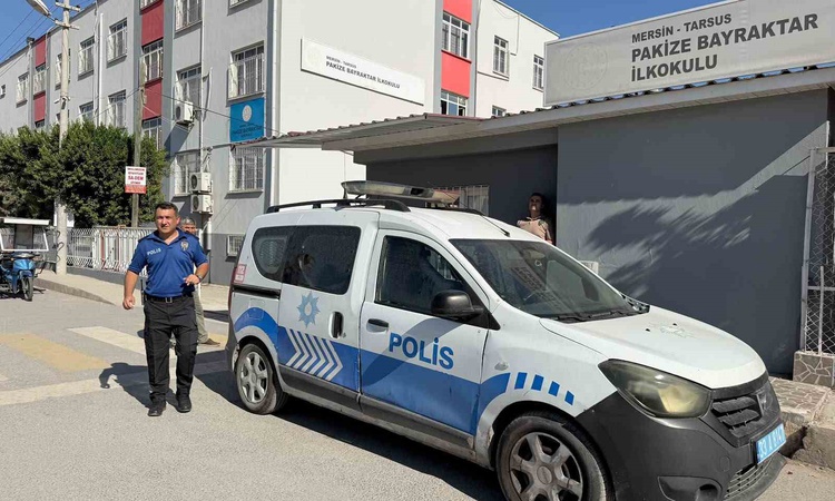 Mersin Tarsus'ta öğrencinin çantasında tabanca bulundu, babası yakalanarak gözaltına sevk edildi ve Merak Edil