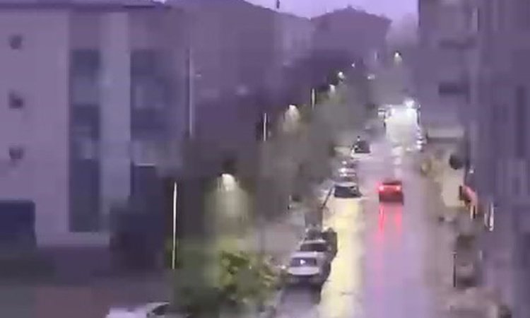 Meteoroloji uyarısının ardından Elazığ'da çakan şimşekler geceyi gündüze çevirdi ve Merak Edilenler