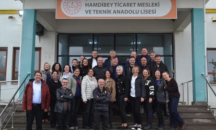 Mezunlar yaklaşık 27 yıl sonra Biga Hamdibey Ticaret Meslek Lisesi'nde buluştu ve Merak Edilenler