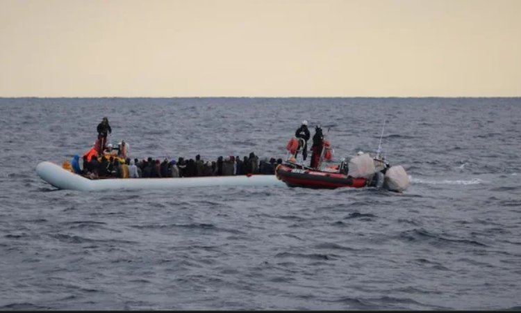 Midilli açığında göçmen teknesi sahil güvenlik gemisine çarparak alabora oldu, 6 kişi öldü - Son Dakika Bilgil