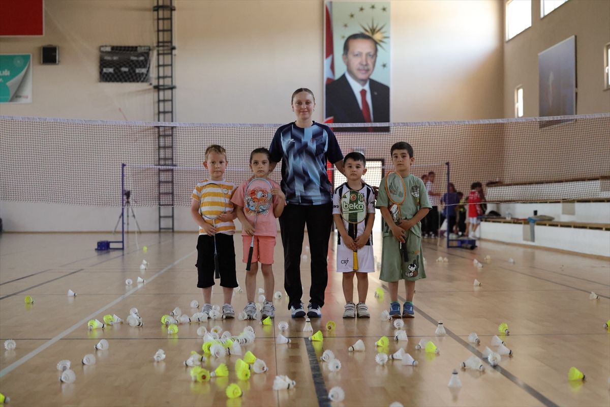 Kritik Açıklama: Milli badmintoncu Cemre, farklı branşlarda sporcular yetiştirmek için iller arası mekik dokuy