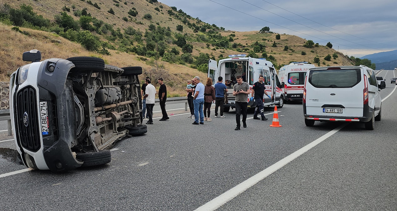 Minibus overturned: 19 injured - Last Minute