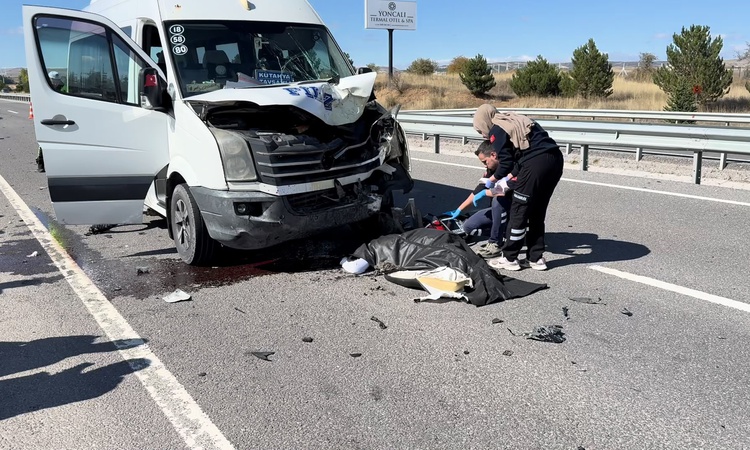 Minibüs, ters yönde emniyet şeridinde ilerleyen motosikletle çarpıştı; 1 ölü - Son Dakika Bilgileri