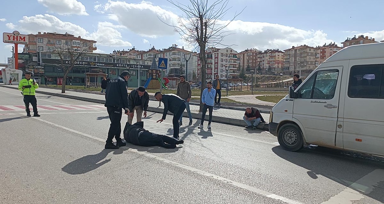 Ayrıntılar Netleşti: Minibüsün çarptığı yayayı 32 metre ileriye fırlattı - En Son Haber: Gelişmeler Takip Edil