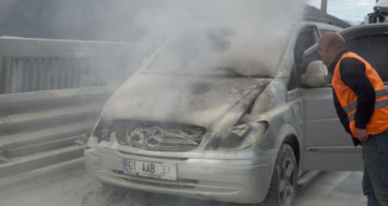 Gündemden Son Bilgiler: Motoru tutuşan araç kullanılamaz hale geldi - En Son Haber - Son Dakika Bilgileri