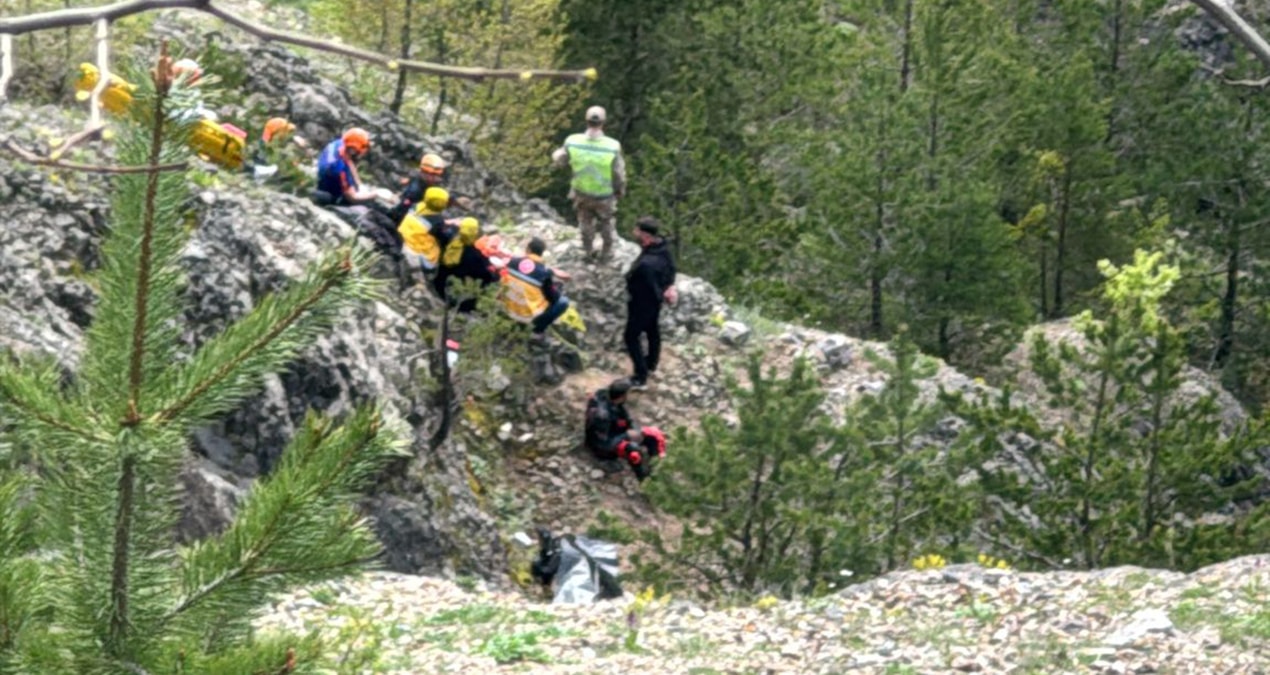 Motosiklet uçuruma yuvarlandı: 1 ölü, 1 yaralı - Son Dakika