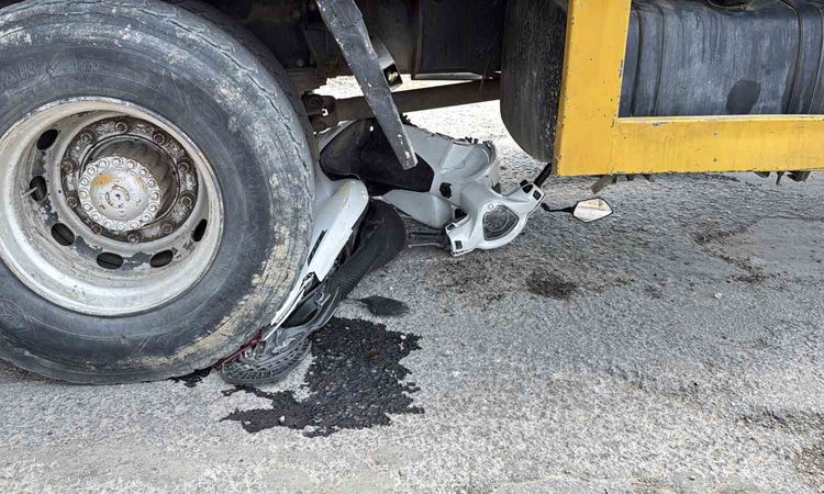 Son Gelişme: Motosiklet vincin altında kaldı: Sürücü son anda kurtuldu - Son Dakika Haberleri: Gelişmeler Taki