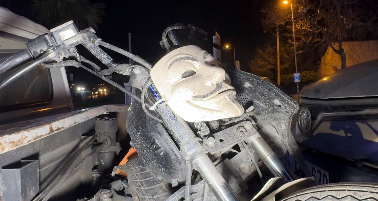 Kritik Açıklama: Motosikletin farı yerine 'V for Vendetta' maskesi takmış! - En Son Haber ve Merak Edilenler