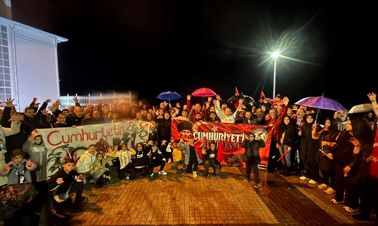 Mudanya Beşiktaşlılar Derneği, Cumhuriyet'in Beşiktaş'ı pankartıyla kutlamada yürüdü | İşte Tüm Ayrıntılar