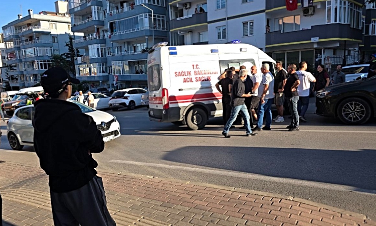 Mudanya'da kalp krizi geçiren servis minibüsü sürücüsü otomobille çarpışıp yaralandı: Gelişmeler Takip Ediliyo