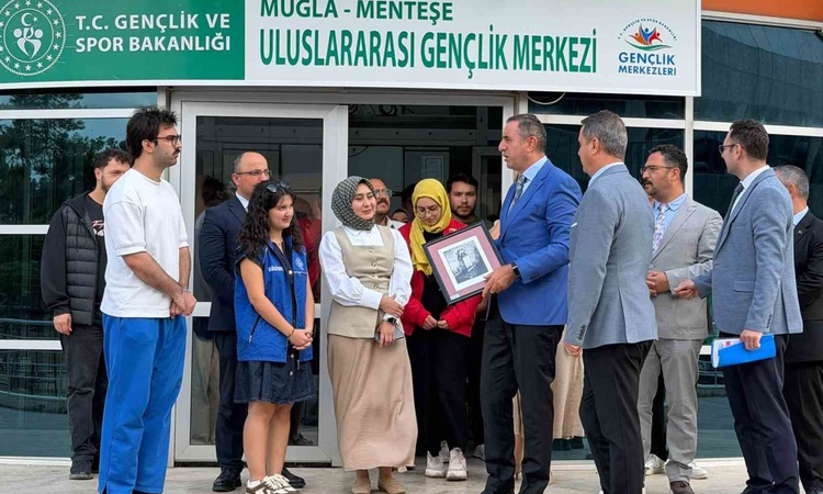 Muğla Vali Yardımcısı, Türkiye'de bir ilk olan Uzay ve Havacılık Atölyesi'ni inceledi: Gelişmeler Takip Ediliy