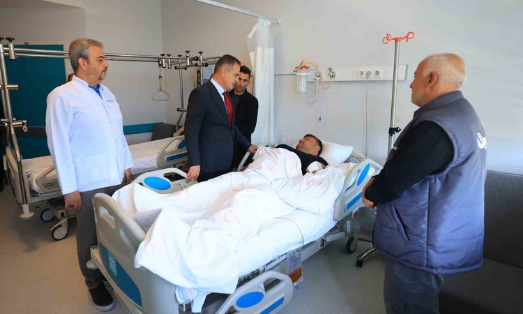 Muğla Valisi Akbıyık, kazada yaralanan muhtar Köseoğlu'nu hastanede ziyaret etti ve Merak Edilenler