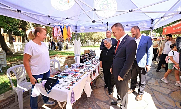 Muğla Valisi Akbıyık, Mor Pazar'da kadınların el emeği ürünlerini inceledi