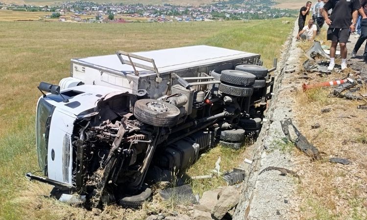 Truck and car collided in Muş, 2 people died, 1 person was injured - Last Minute