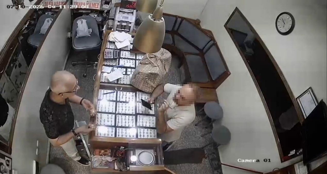 He entered the jewelery store pretending to be a customer and ran away with 15 gold bracelets - Latest News