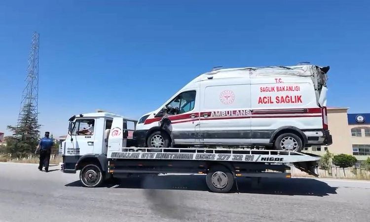 Gündemden Son Bilgiler: Niğde'de ambulans ile otomobil çarpıştı: 3'ü sağlık çalışanı 5 yaralı - Haberleri | İş