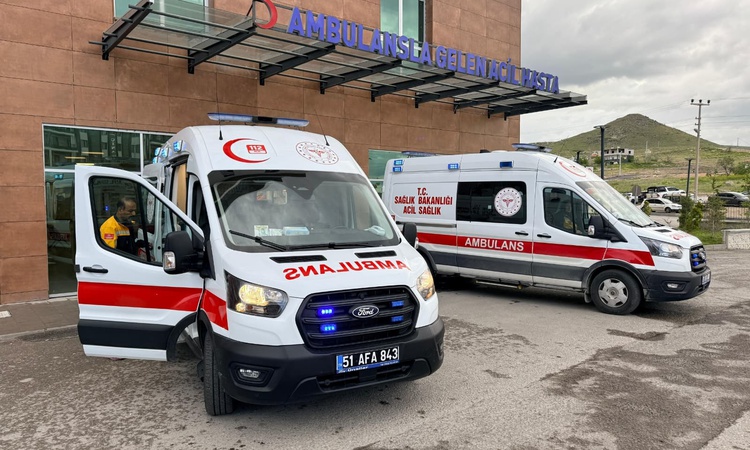 Niğde Bor'da mısır yüklü TIR, hafif ticari araçla çarpıştı; 2 kişi öldü, 1 yaralandı - Son Dakika Bilgileri