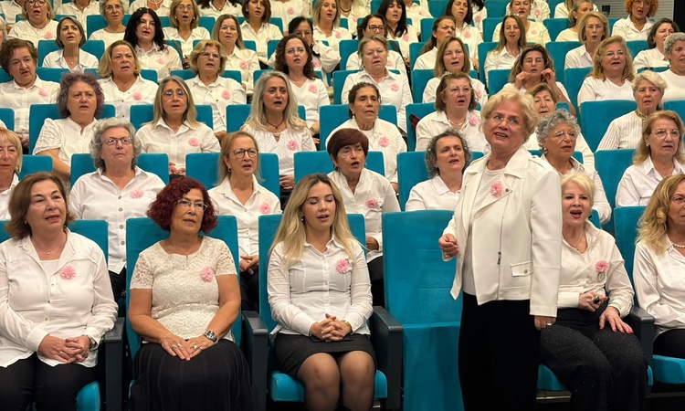 Nilüfer Kadın Korosu'ndaki 175 kadın, meme kanserinde erken teşhise dikkat çekti