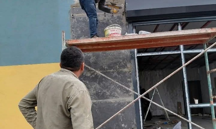 Odunpazarı MESEM Müdürü Erhan Aksu, tadilatta sıva yaparken takdir topladı - Son Dakika Bilgileri