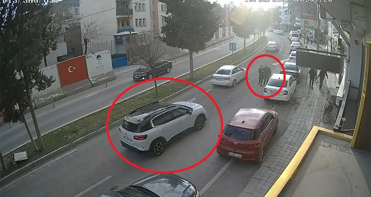 Gündemden Son Bilgiler: Öğretmene aracın çarptığı anlar kamerada - Son Dakika