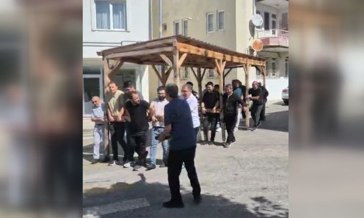 Öğretmenler kamelyayı, 200 metre mesafedeki yeni okula taşıdı - Son Dakika Bilgileri