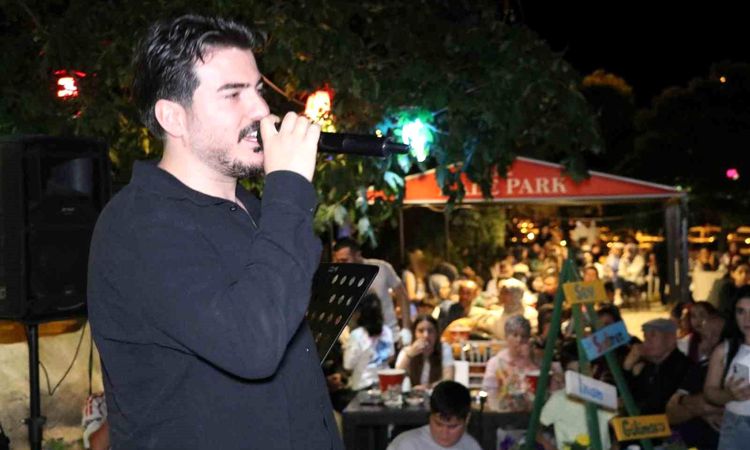 Kritik Açıklama: Oltu'da türkü dolu gece: Ceyhun Can konseri büyük ilgi gördü - Haberleri - Son Dakika Bilgile