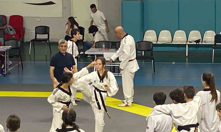 Sıcak Gündem: Oltulu taekwondocu Semanur Duran’dan büyük başarı: 18 yaşında ikinci DAN derecesi - Son Dakika: