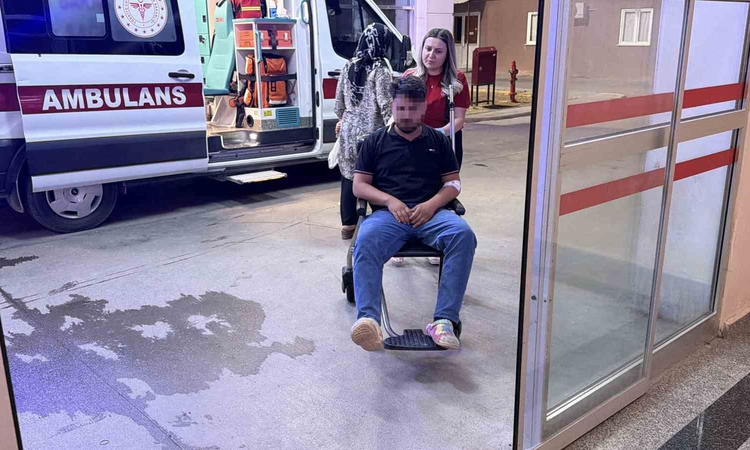 Önündeki araca çarpmamak için refüje çıktı: 2 yaralı