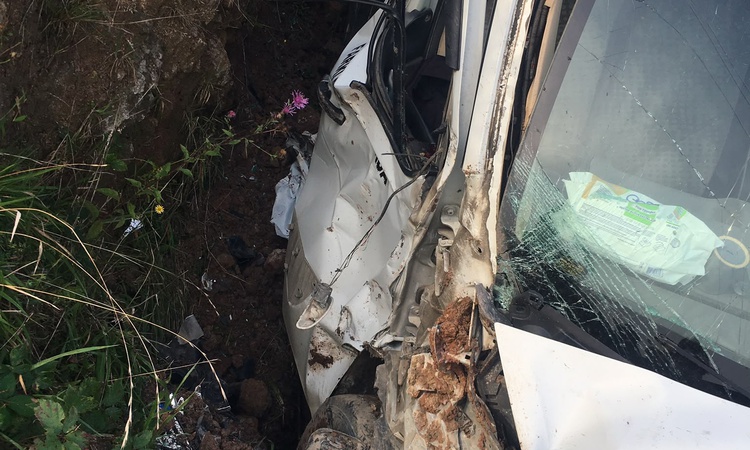 Ordu Ünye'de okul servis minibüsü şarampole yuvarlandı, 5 öğrenci ve sürücü yaralandı