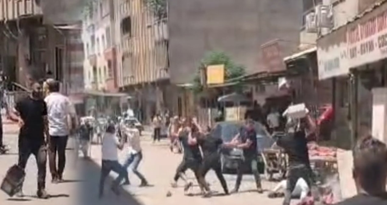The situation suddenly turned into a war zone: They attacked with stones, sticks and cans - Breaking News