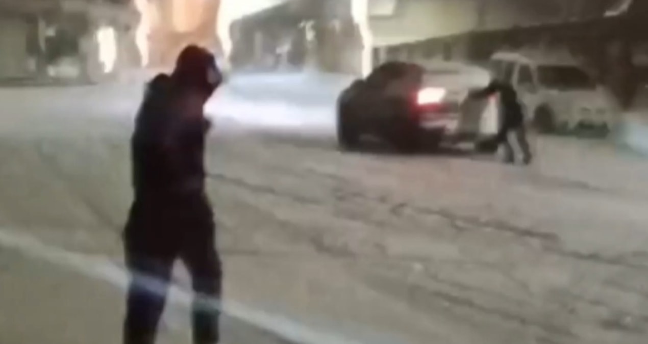 Gündemden Son Bilgiler: 'Örümcek Adam', karda mahsur kalanlara yardım etti - Son Dakika ve Merak Edilenler